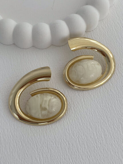 Özel Seri Krem Kemik Detay Oval Tasarım Gold Küpe