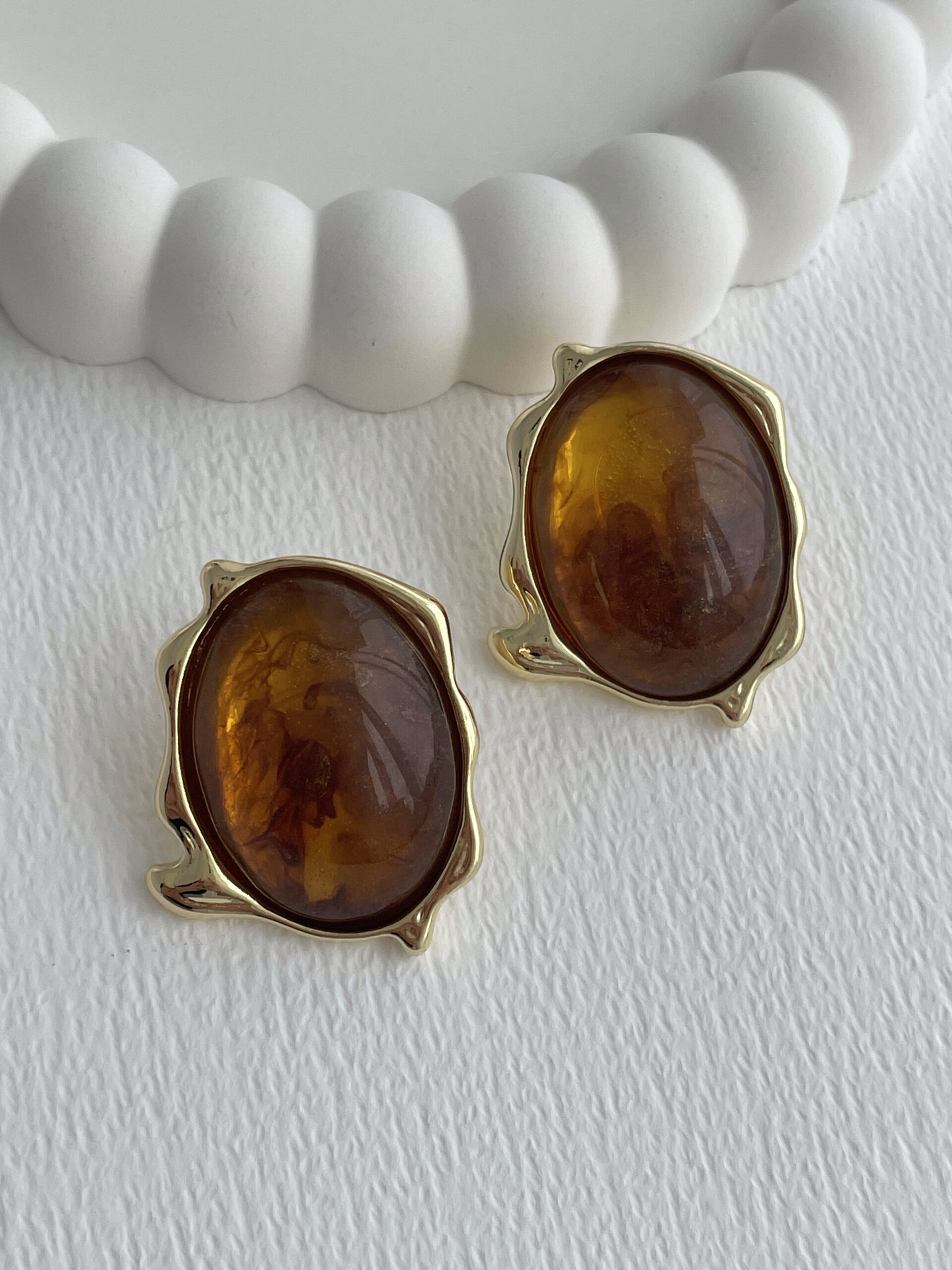 1771852031_0_699c50fff38a0.jpg Özel Seri Kahverengi Mineli Soyut Tasarım Gold Küpe