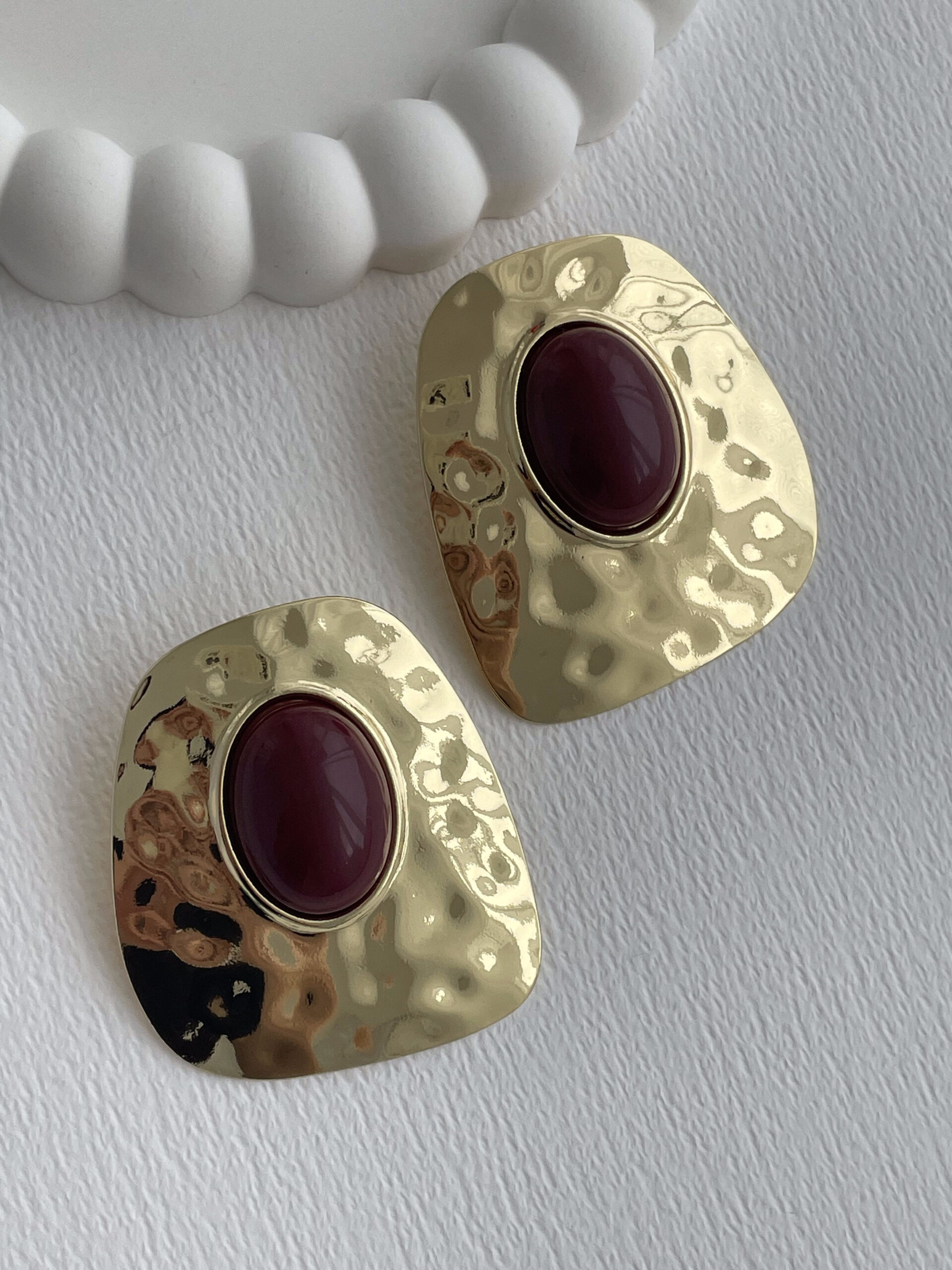 1771852293_0_699c52052b31d.jpg Özel Seri Bordo Mineli Desenli Geometrik Tasarım Maksi Boy Gold Küpe