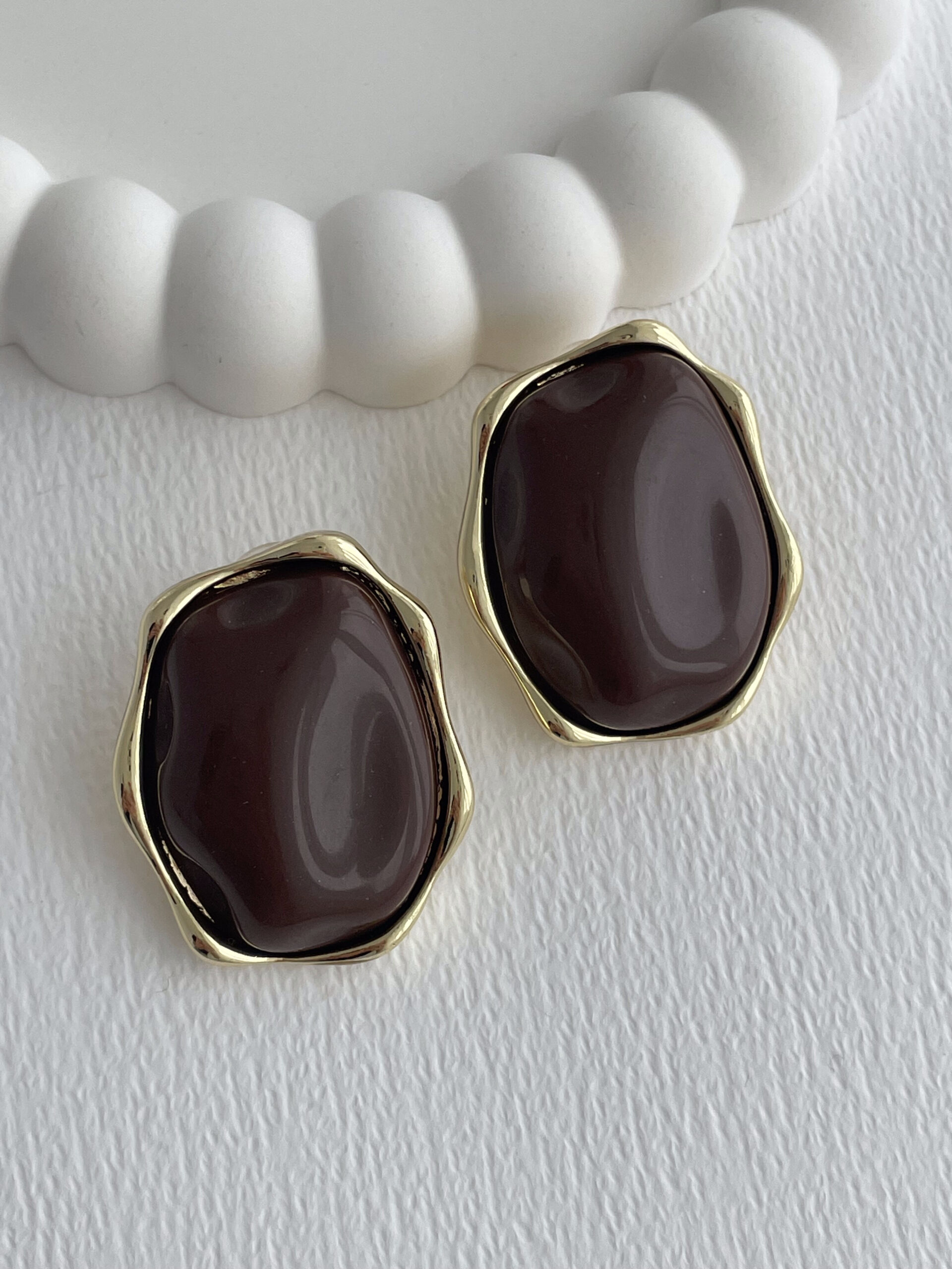 1771852715_0_699c53abcfa29.jpg Özel Seri Kahverengi Kemik Detay Soyut Tasarım Gold Küpe