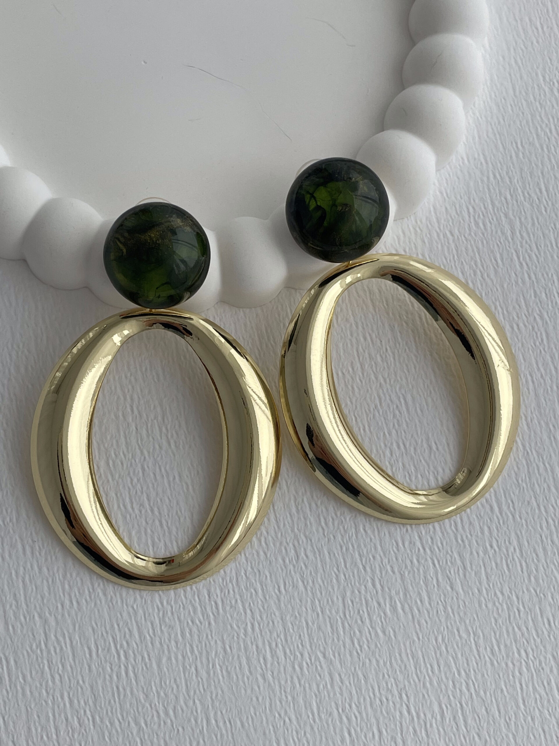 1771853172_0_699c55740e8ff.jpg Özel Seri Haki Yeşil Mineli Ortası Boş Maksi Boy Gold Küpe