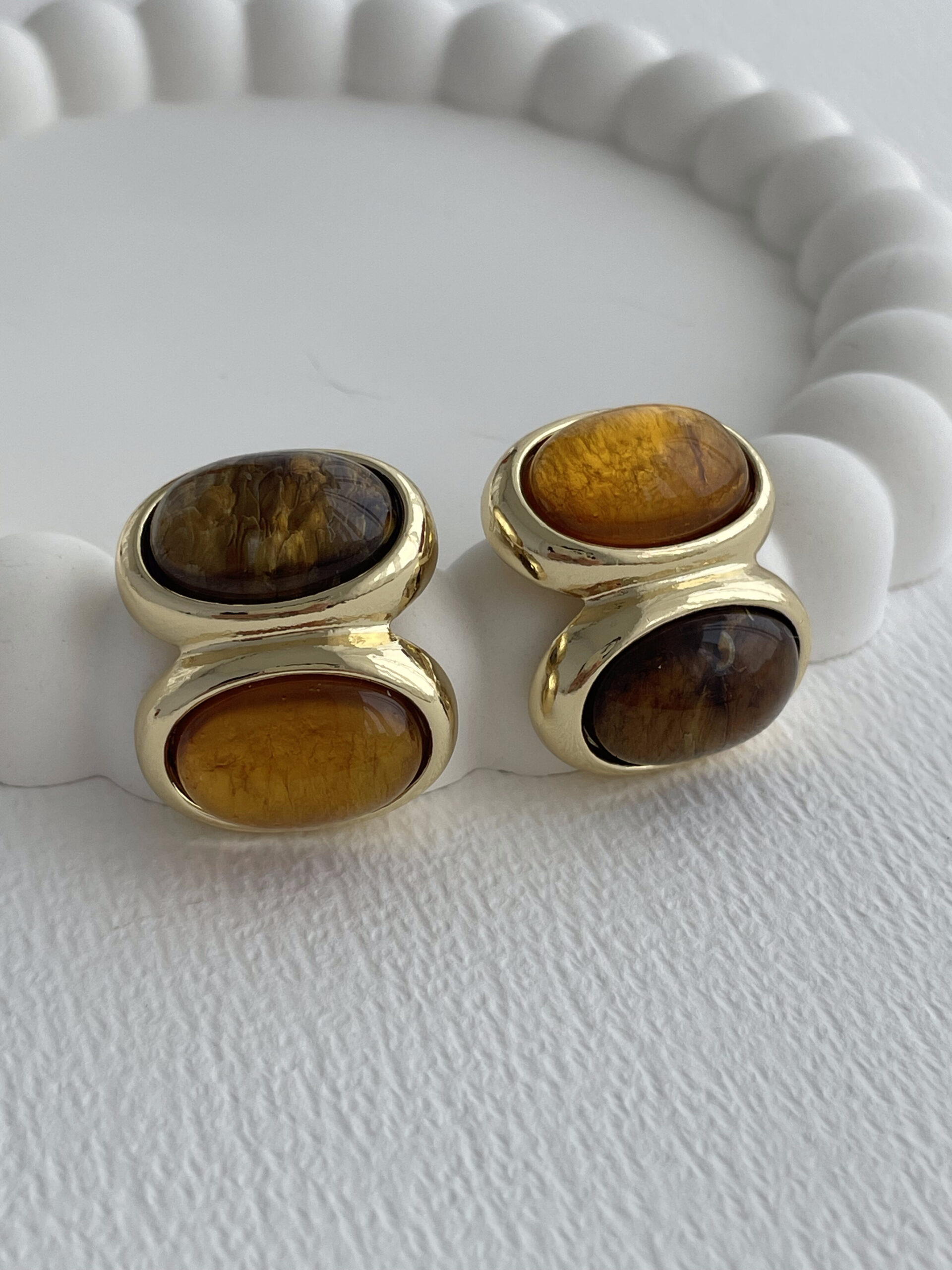 1771853546_0_699c56ea8251f.jpg Özel Seri Kahverengi Mineli ikili Oval Tasarım Gold Küpe