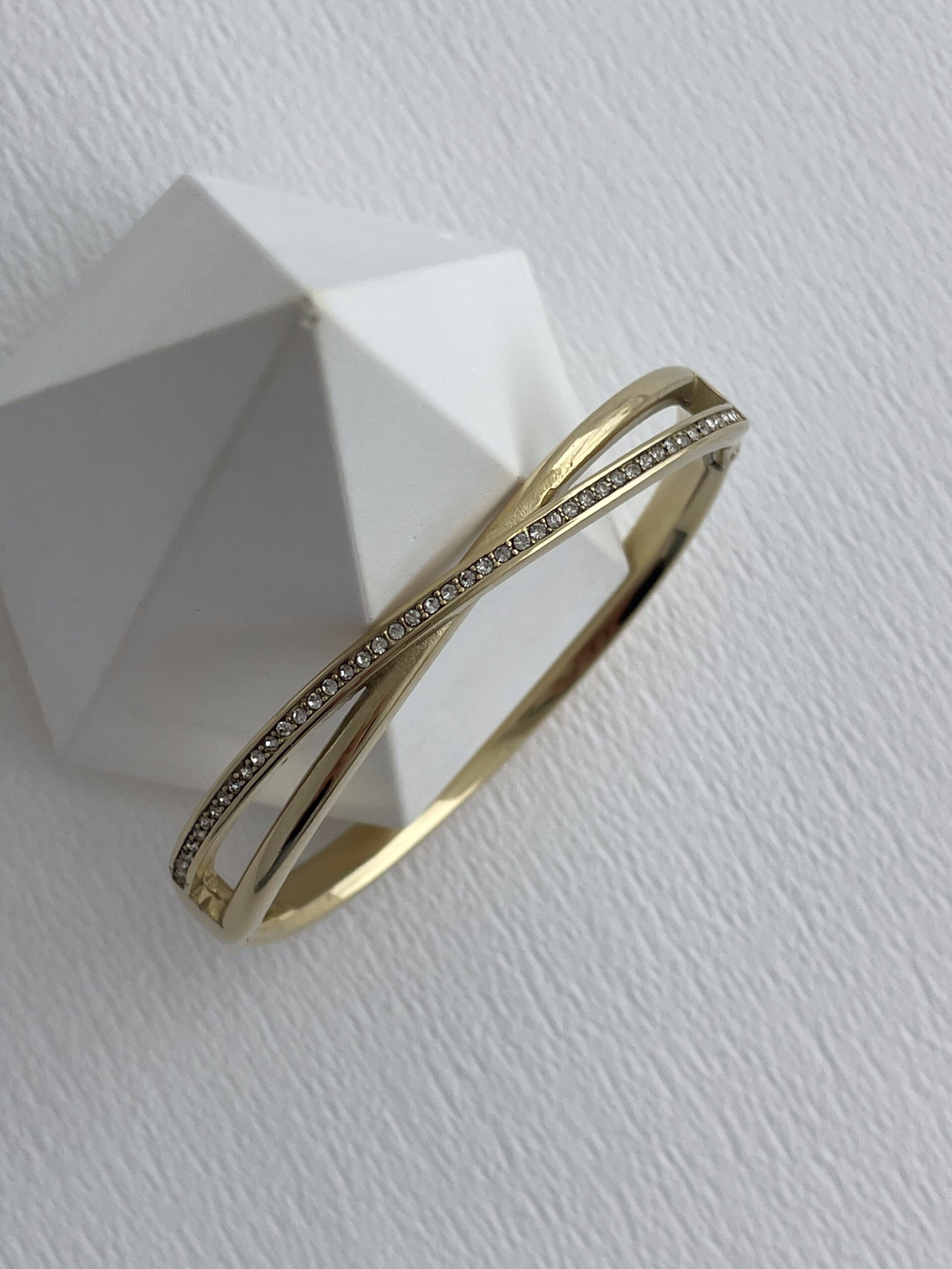 1771926170_0_699d729ac7659.jpg Çelik Zirkon Taşlı Çapraz Tasarım Gold Kelepçe Bileklik