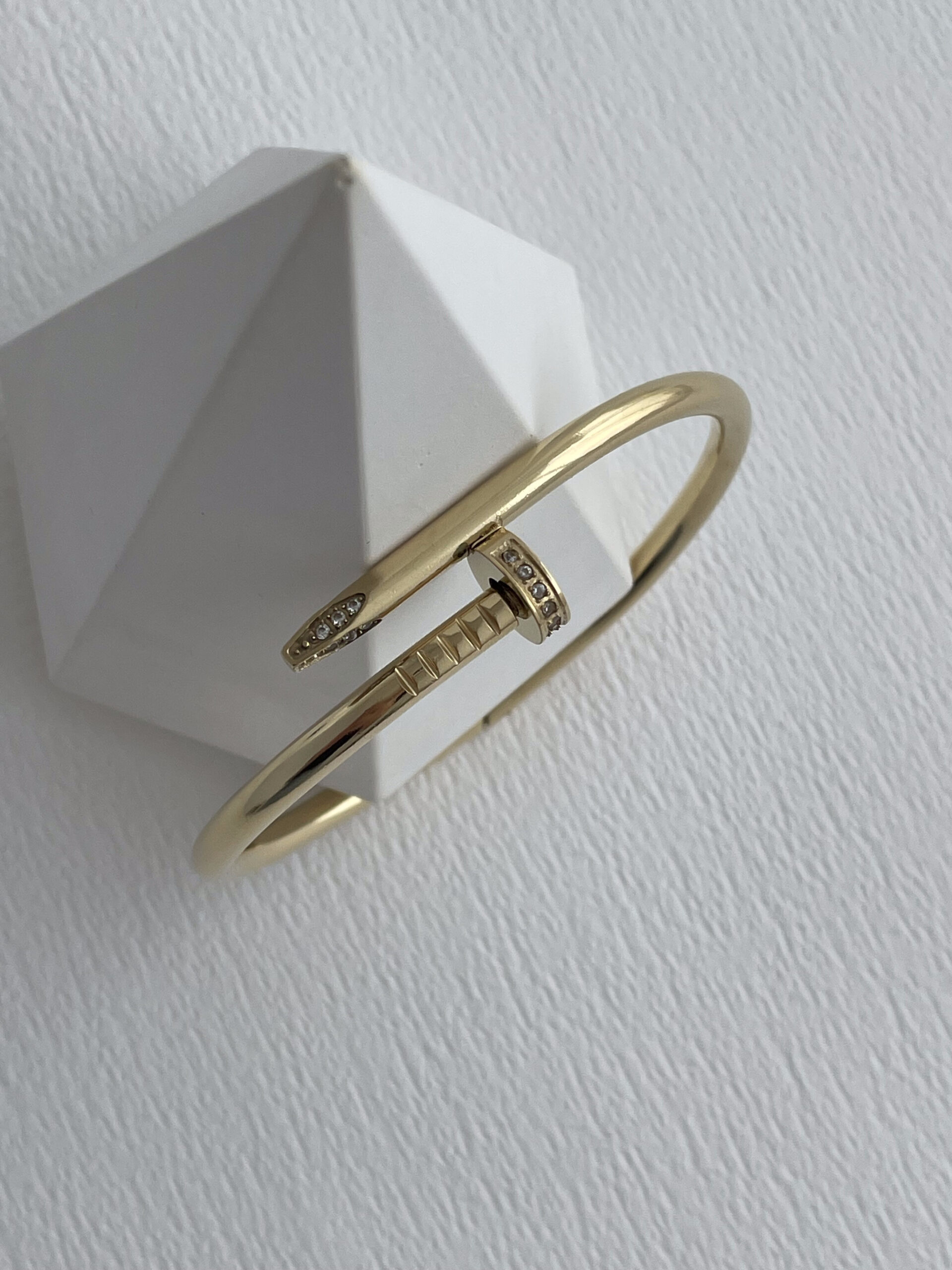 1771926678_0_699d7496e8d19.jpg Çelik Zirkon Taşlı Çivi Tasarım Gold Kelepçe Bileklik