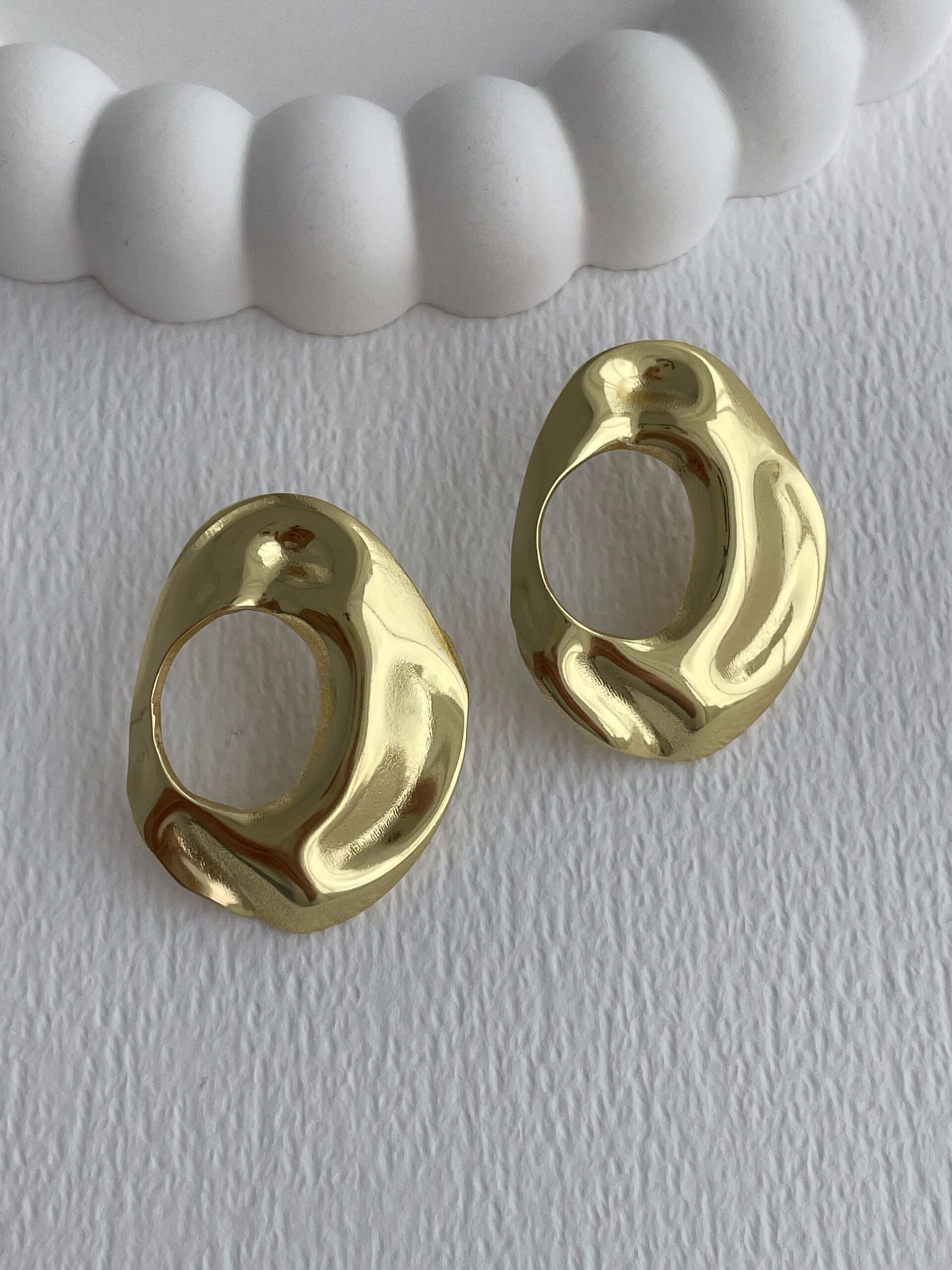 1772111861_0_69a047f5ca686.jpg Çelik Soyut Tasarım Ortası Boş Gold Küpe