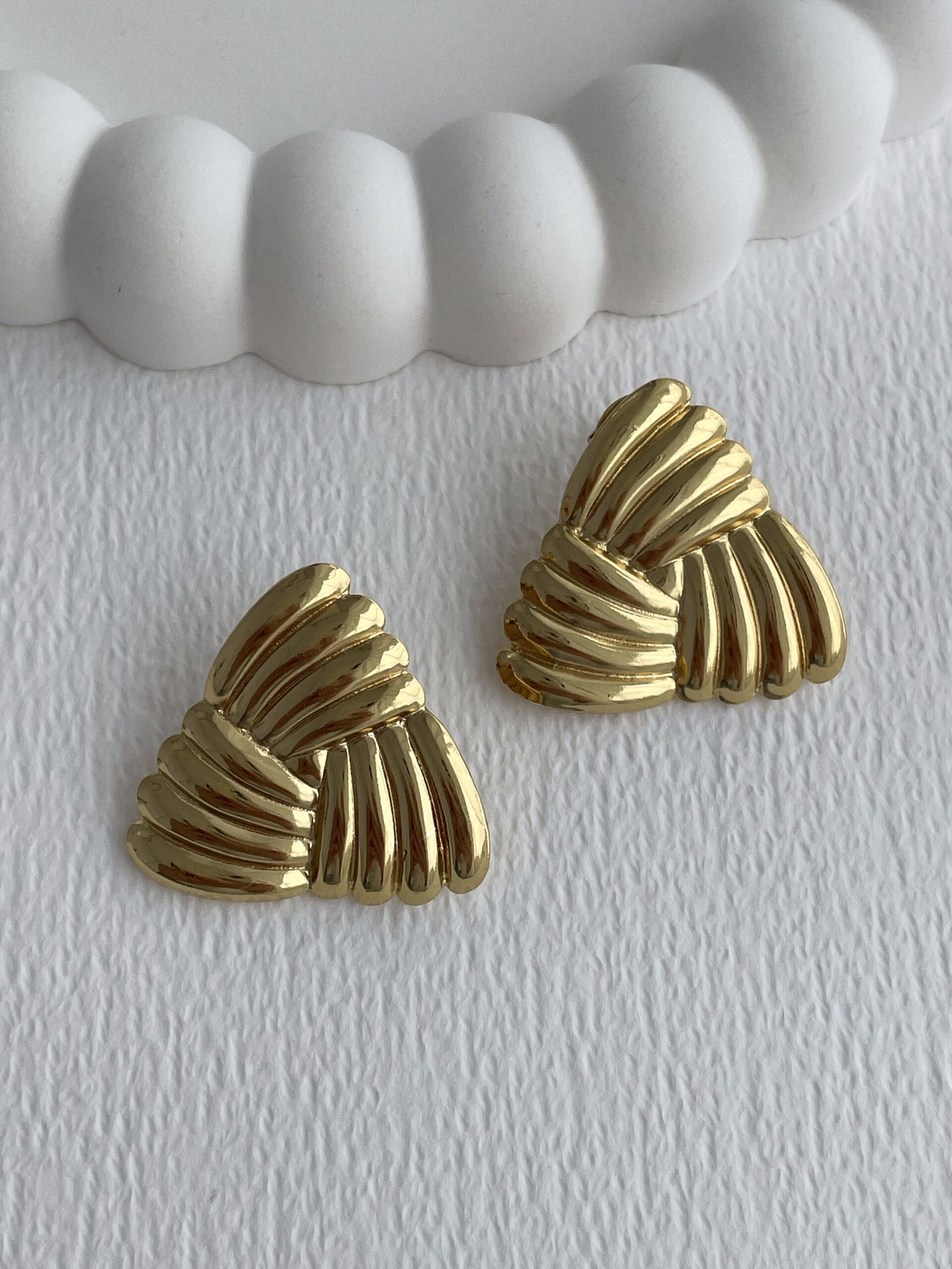 1772111967_0_69a0485f31ebb.jpg Çelik Tırtıklı Üçgen Tasarım Gold Küpe