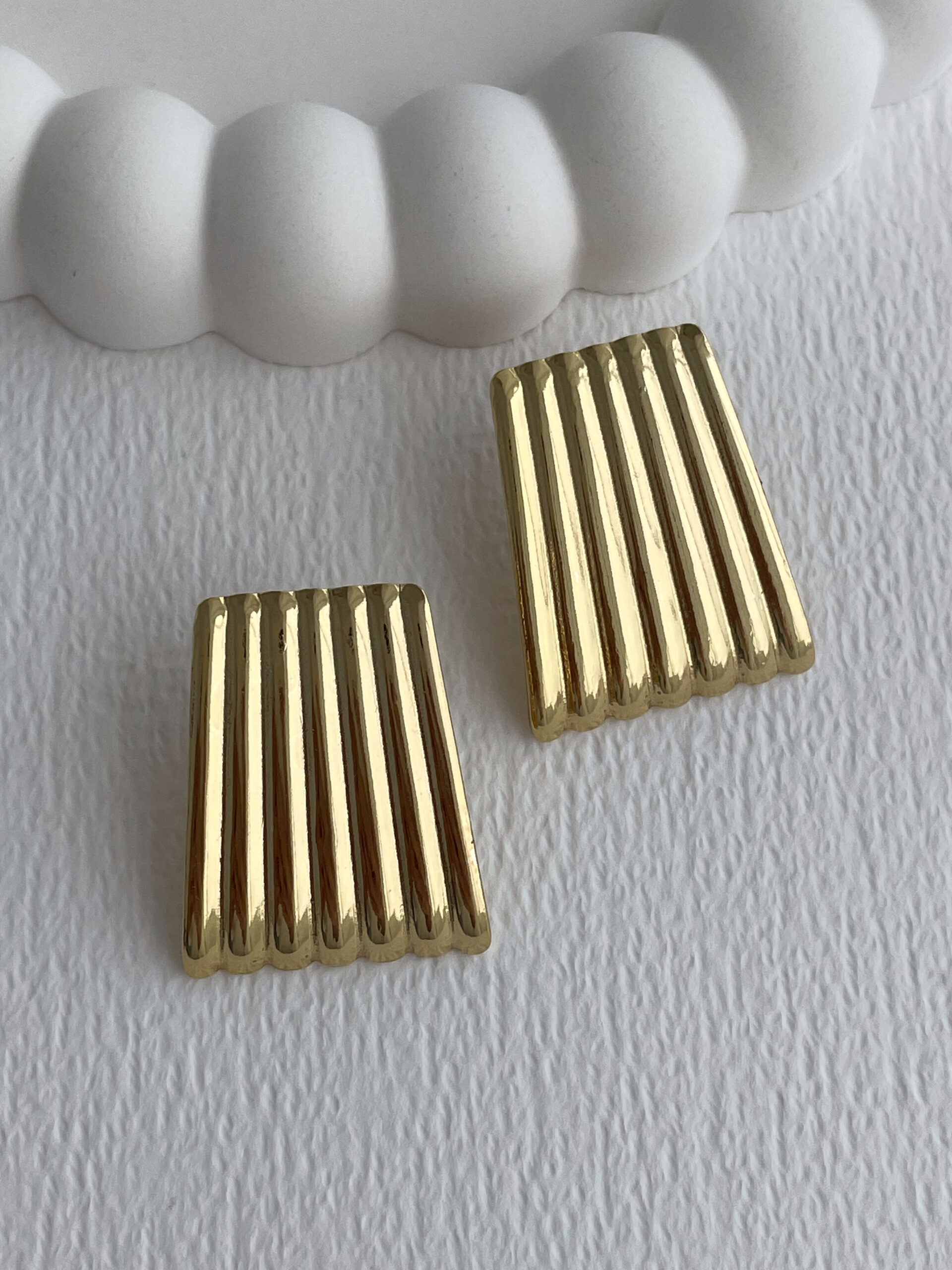 1772112294_0_69a049a695c3e.jpg Çelik Tırtıklı Dikdörtgen Tasarım Gold Küpe