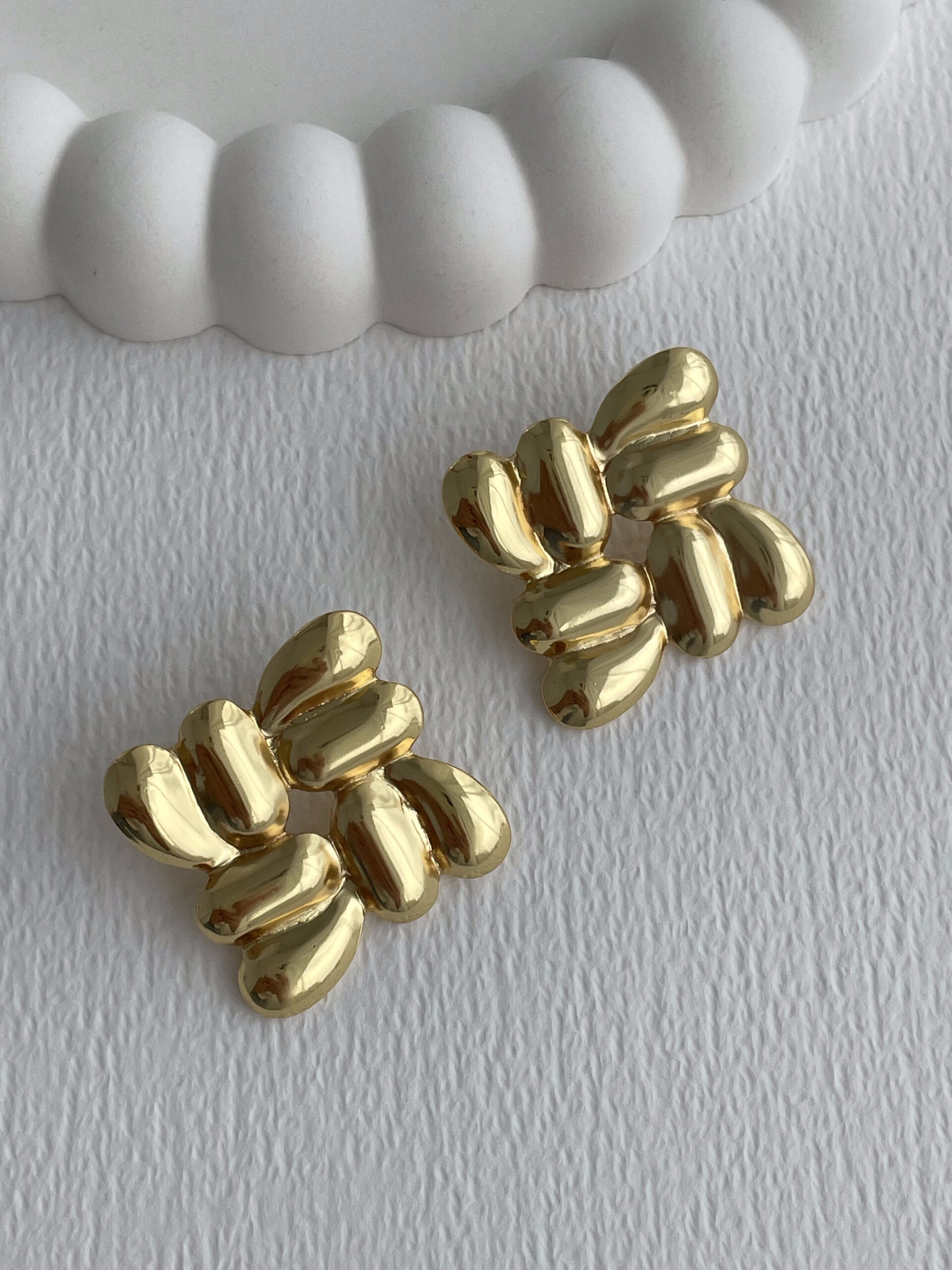 1772112688_0_69a04b303dbfa.jpg Çelik Kabartmalı Kare Tasarım Gold Küpe