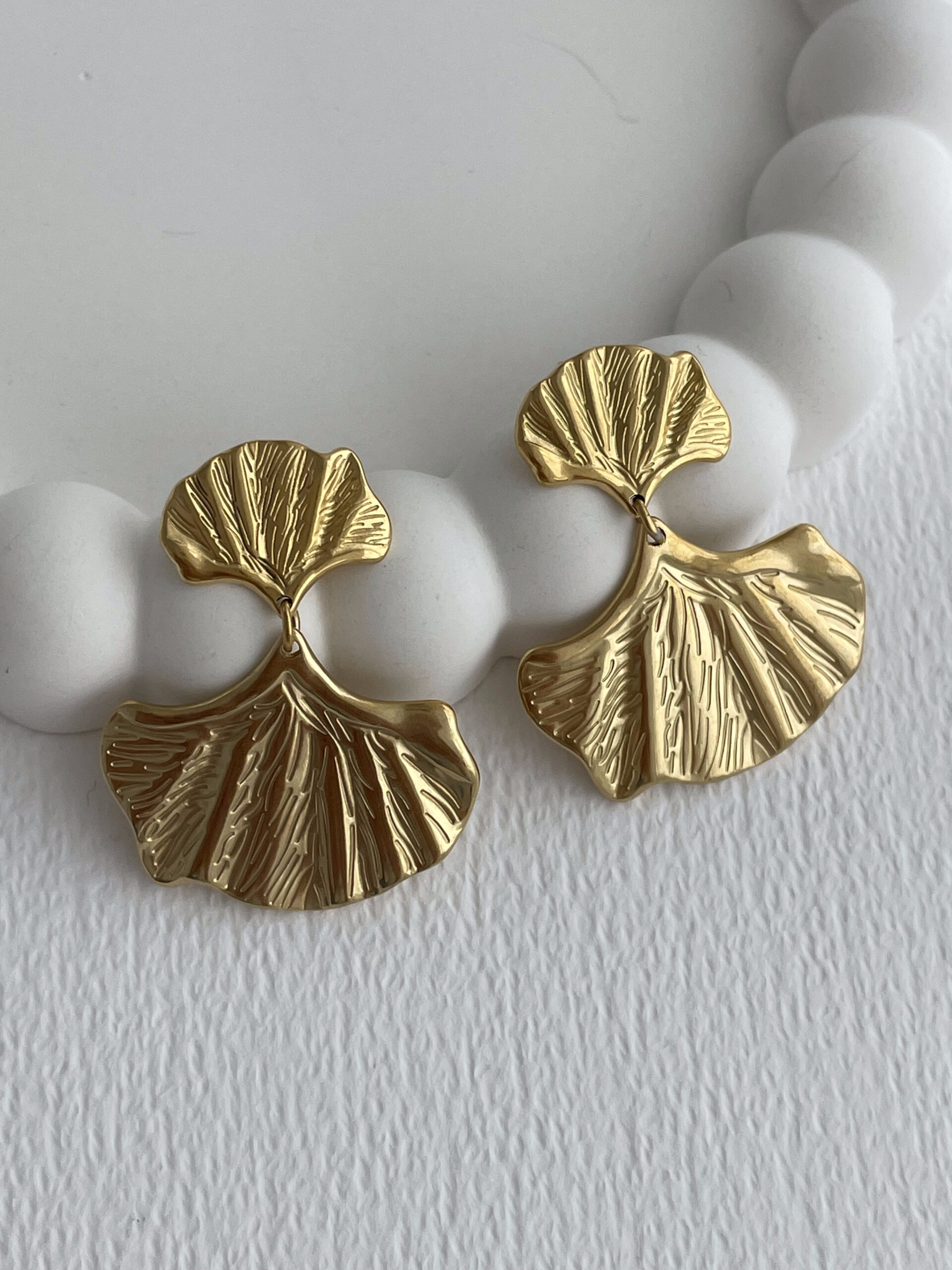 1772113672_0_69a04f083971a.jpg Çelik Yaprak Tasarım İkili Gold Küpe