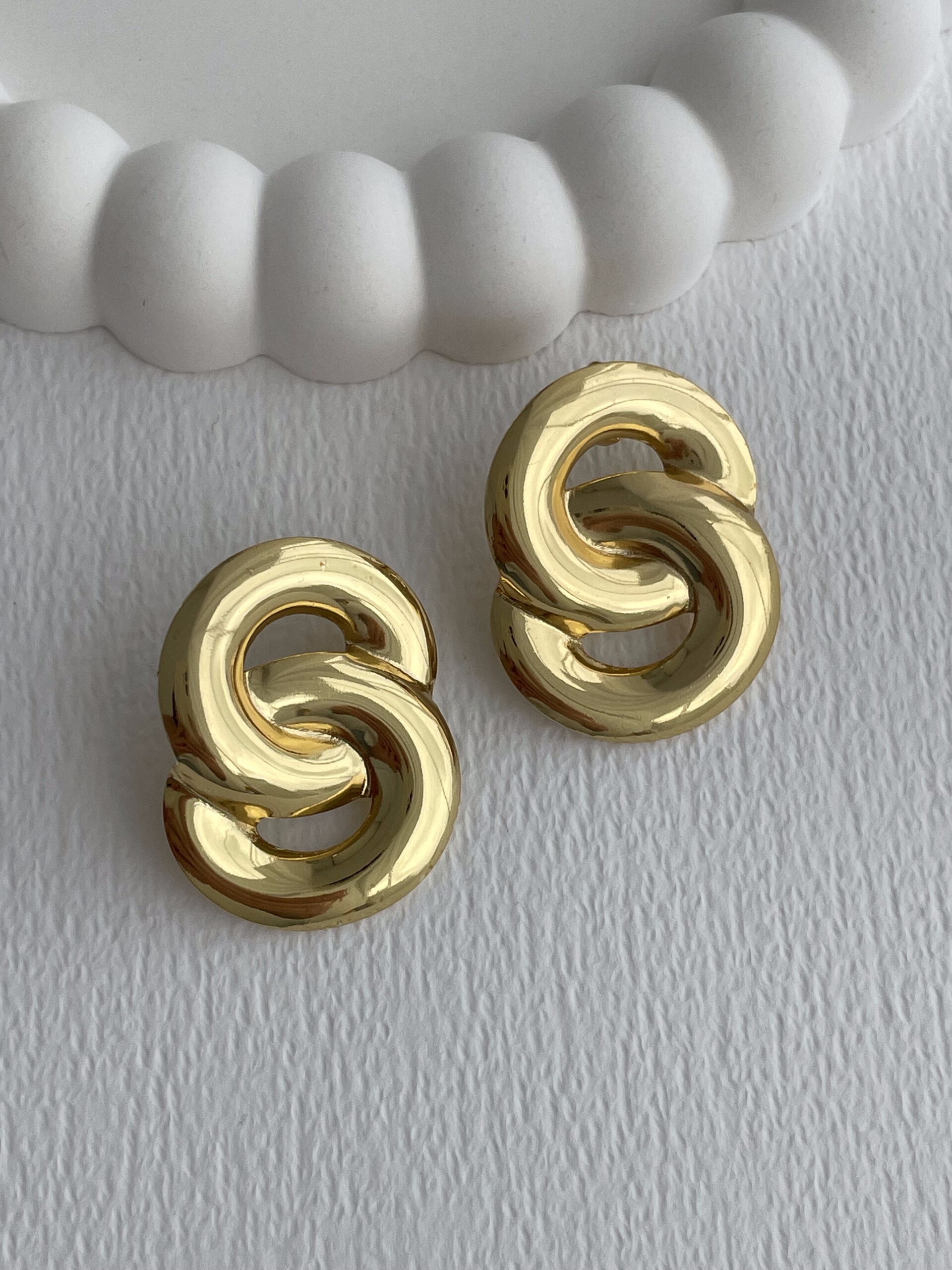 1772113885_0_69a04fddc7117.jpg Çelik İç İçe Halka Tasarım Gold Küpe