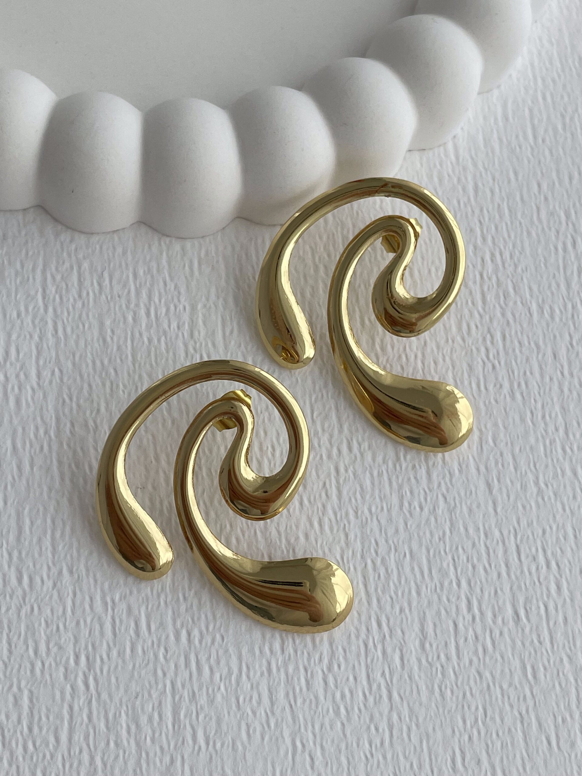 1772113983_0_69a0503f0ad9f.jpg Çelik Damla Detay Sarmal Tasarım Gold Küpe