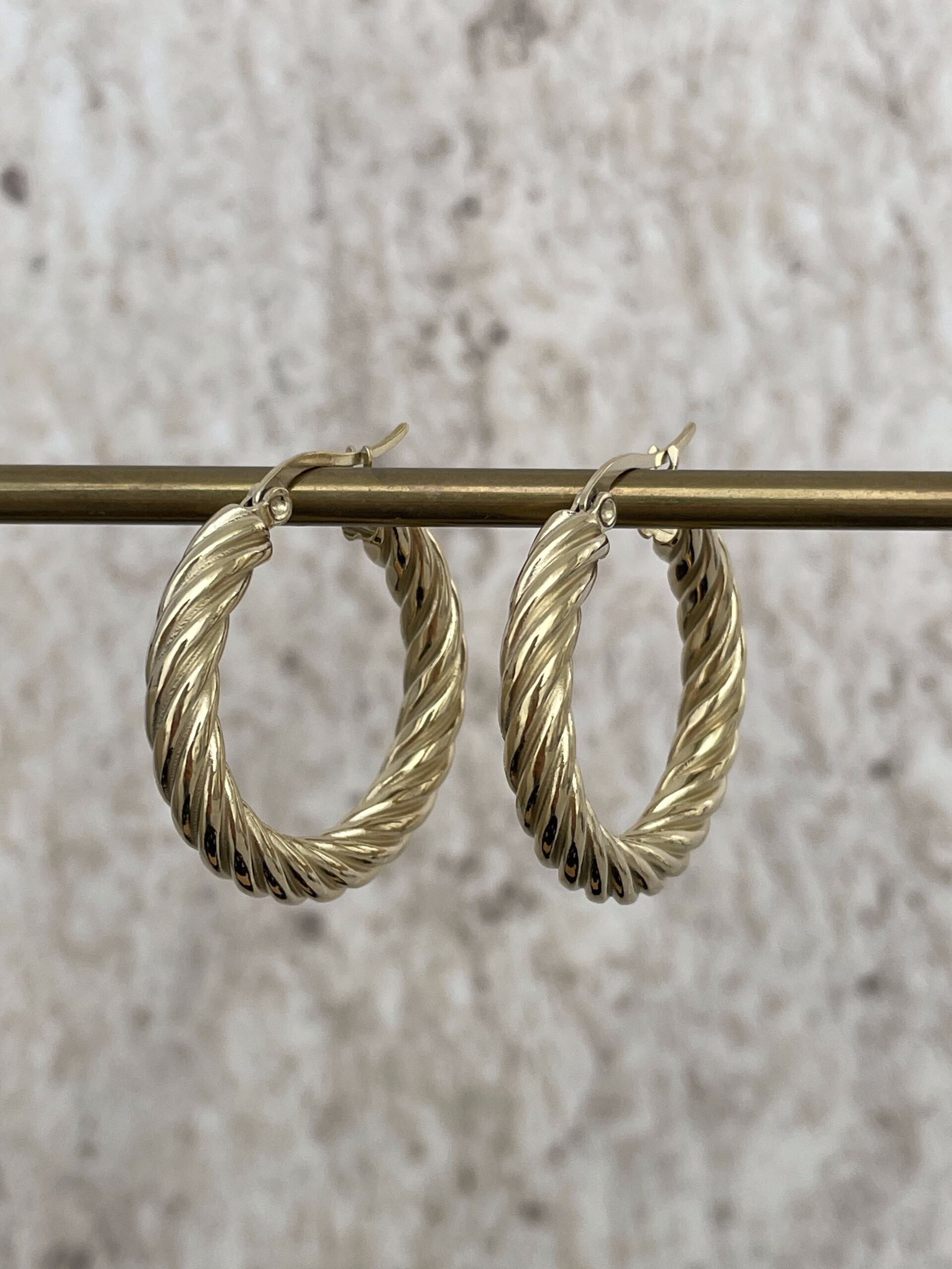 1772114464_0_69a0522026362-1.jpg Çelik Burgu Tasarım Gold Halka Küpe