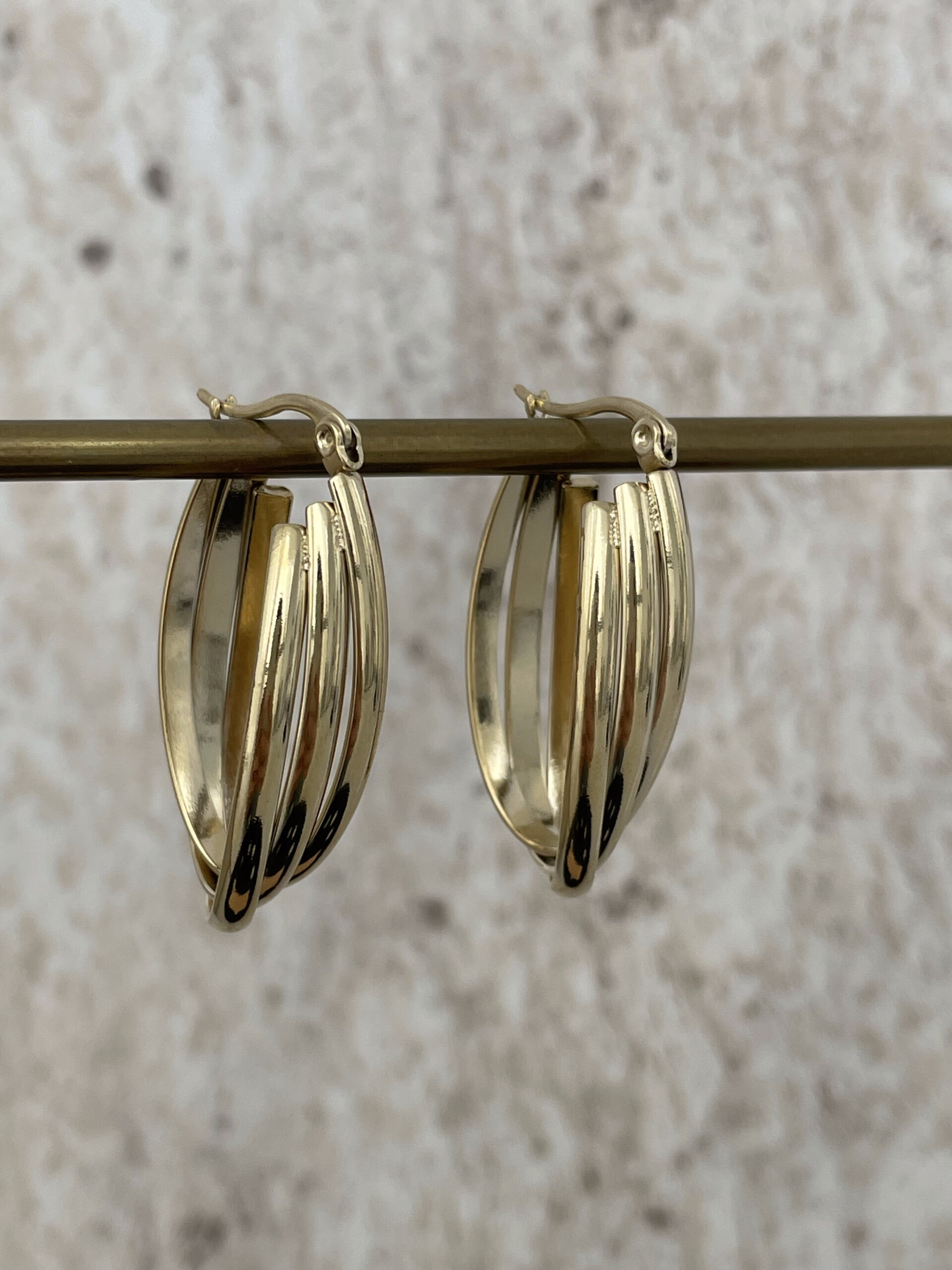 1772114761_1_69a053491f63f.jpg Çelik Çapraz Tasarım Gold Oval Halka Küpe