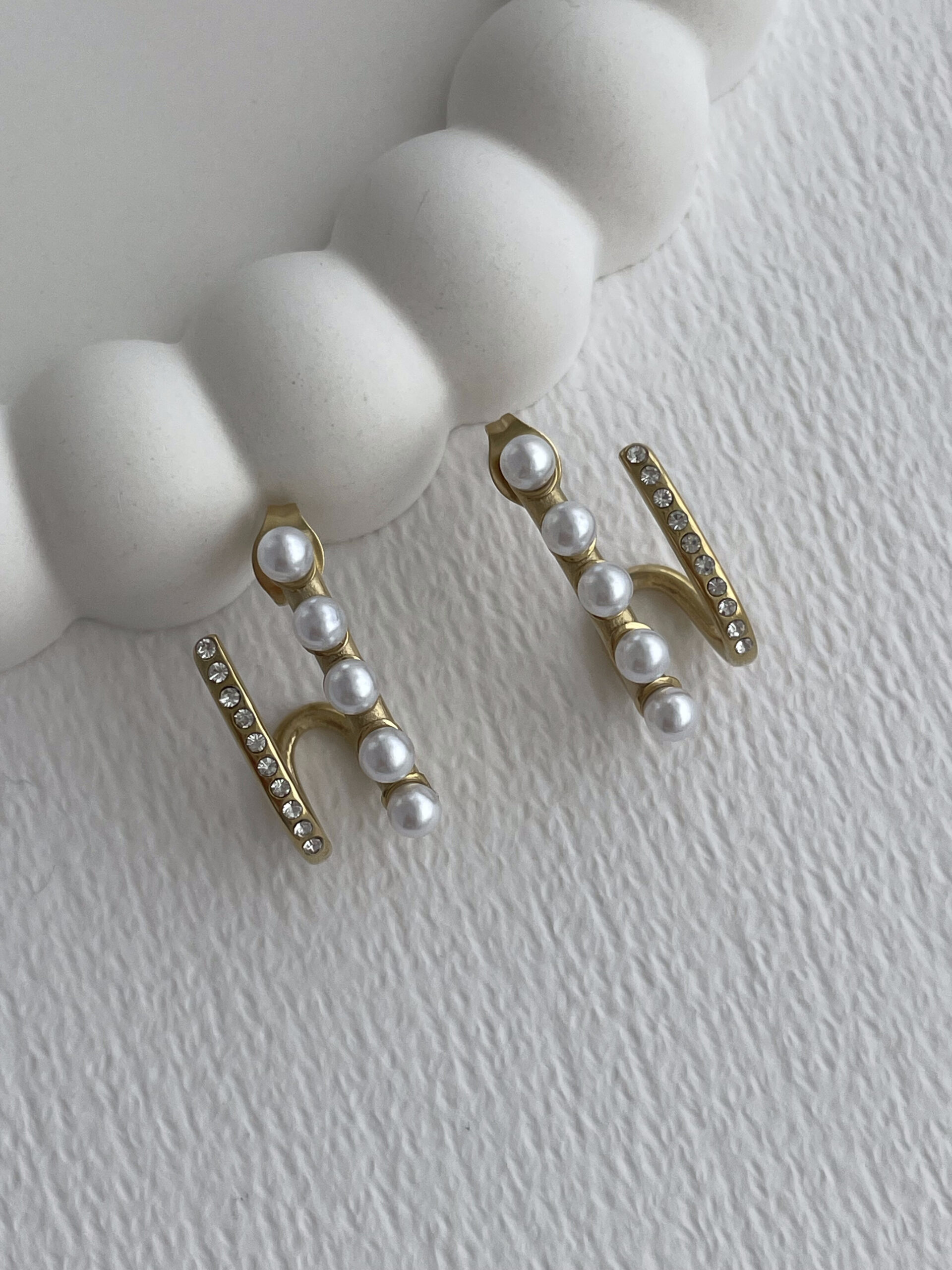 1772115075_0_69a0548353fac.jpg Çelik Zirkon Taşlı İnci Detay İkili Gold Küpe