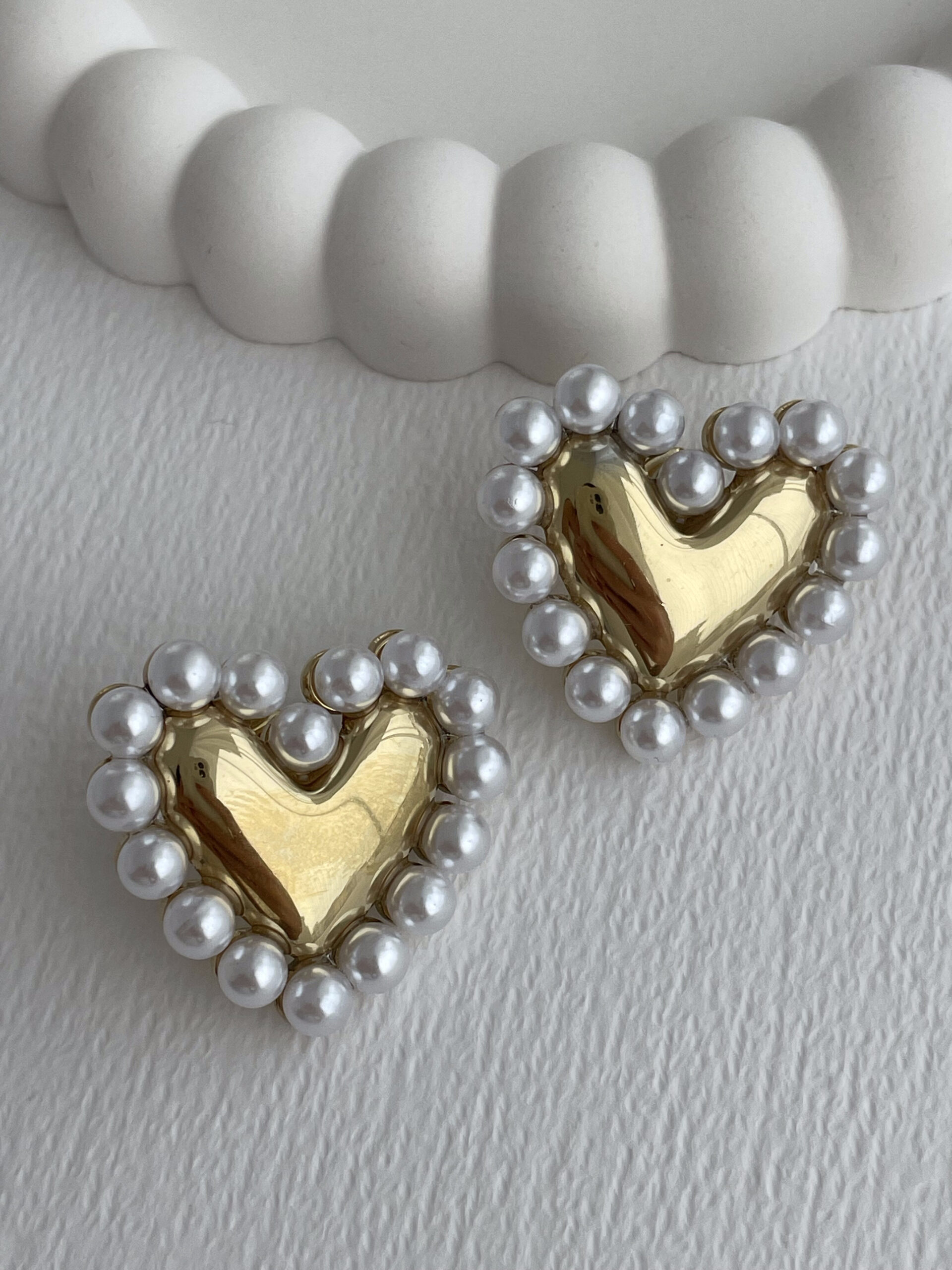 1772115533_0_69a0564d477a8.jpg Çelik İnci Detay Kalp Tasarım Gold Küpe