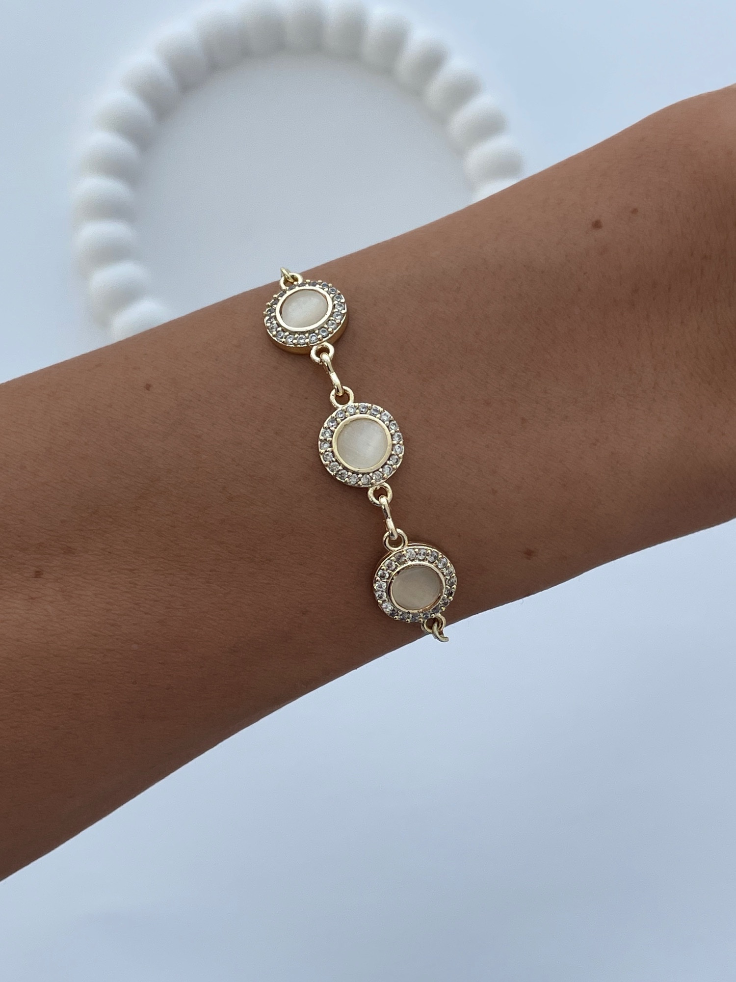 img_0359.jpeg Özel Seri Zirkon Taşlı Üçlü Krem Sedef Gold Asansörlü Bileklik