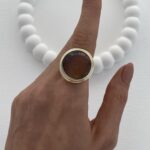 Özel Seri Kahverengi Mineli Yuvarlak Tasarım Gold Yüzük 18mm