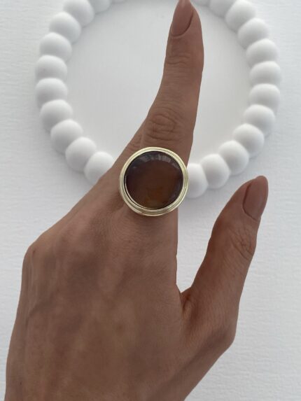 Özel Seri Kahverengi Mineli Yuvarlak Tasarım Gold Yüzük 18mm