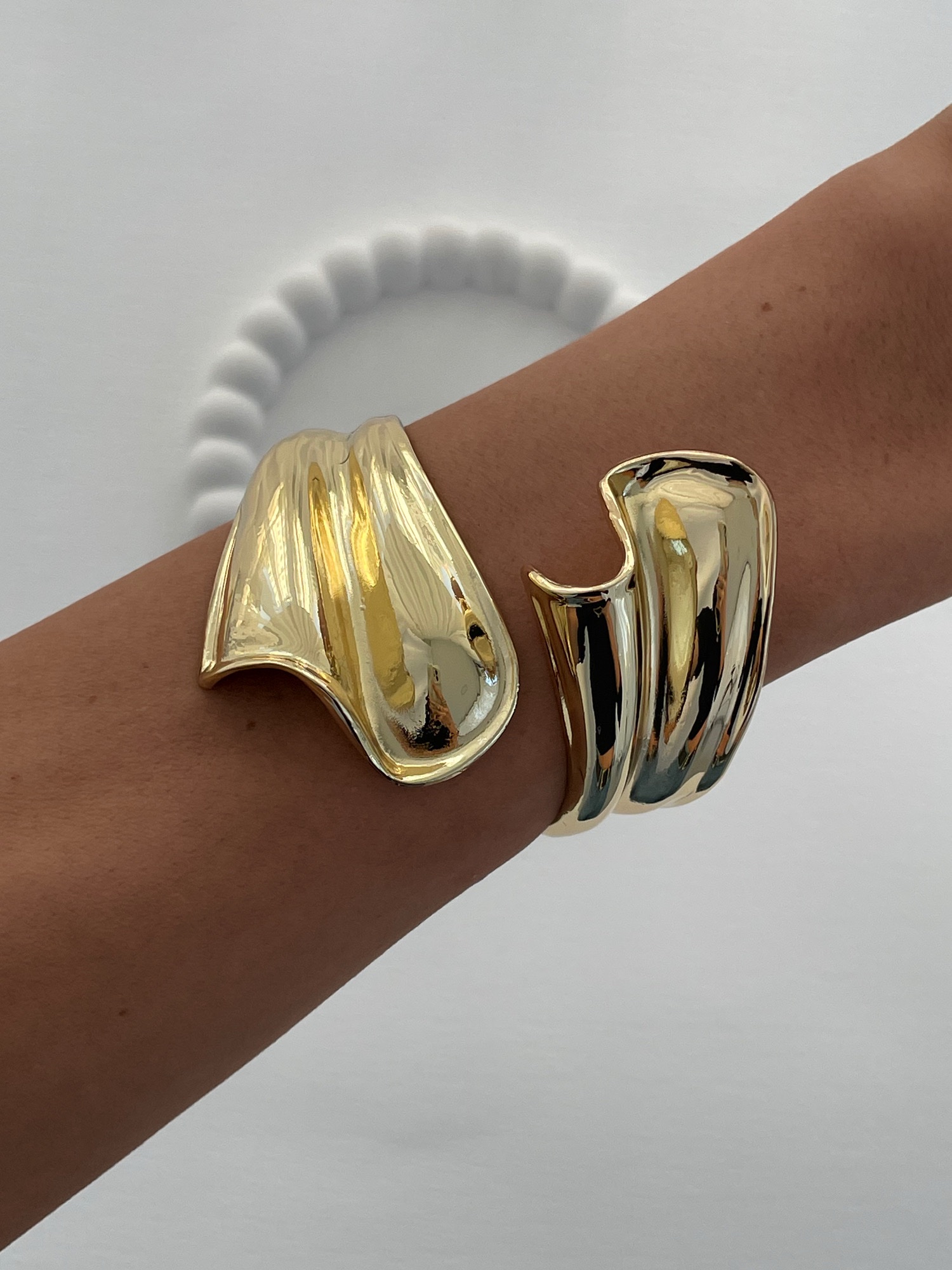 img_5167.jpeg Özel Seri Sarmal Tasarım Gold Kelepçe Bileklik