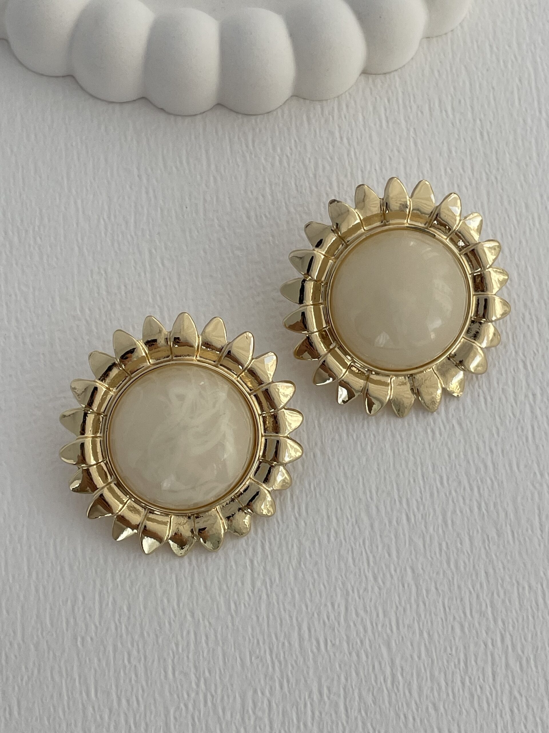 img_7984.jpeg Özel Seri Krem Kemik Ayçiçek Tasarım Gold Küpe