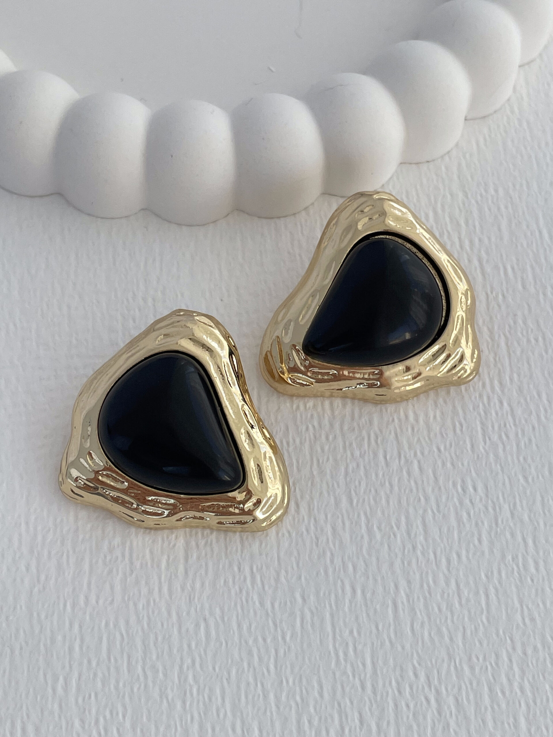 1770293085_0_6984875d839c7-1.jpg Özel Seri Desenli Üçgen Tasarım Siyah Mineli Gold Küpe