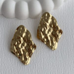 Çelik Desenli Geometrik Tasarım Gold Küpe