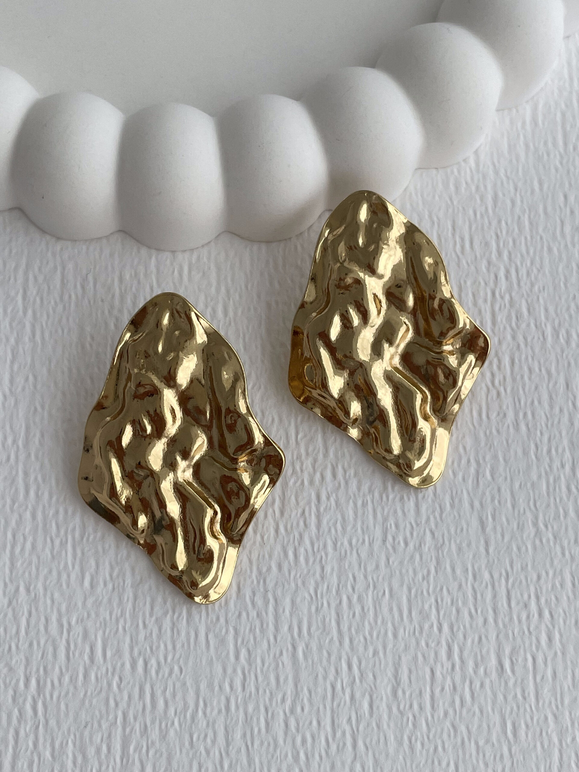 1772113794_0_69a04f8253ed8.jpg Çelik Desenli Geometrik Tasarım Gold Küpe