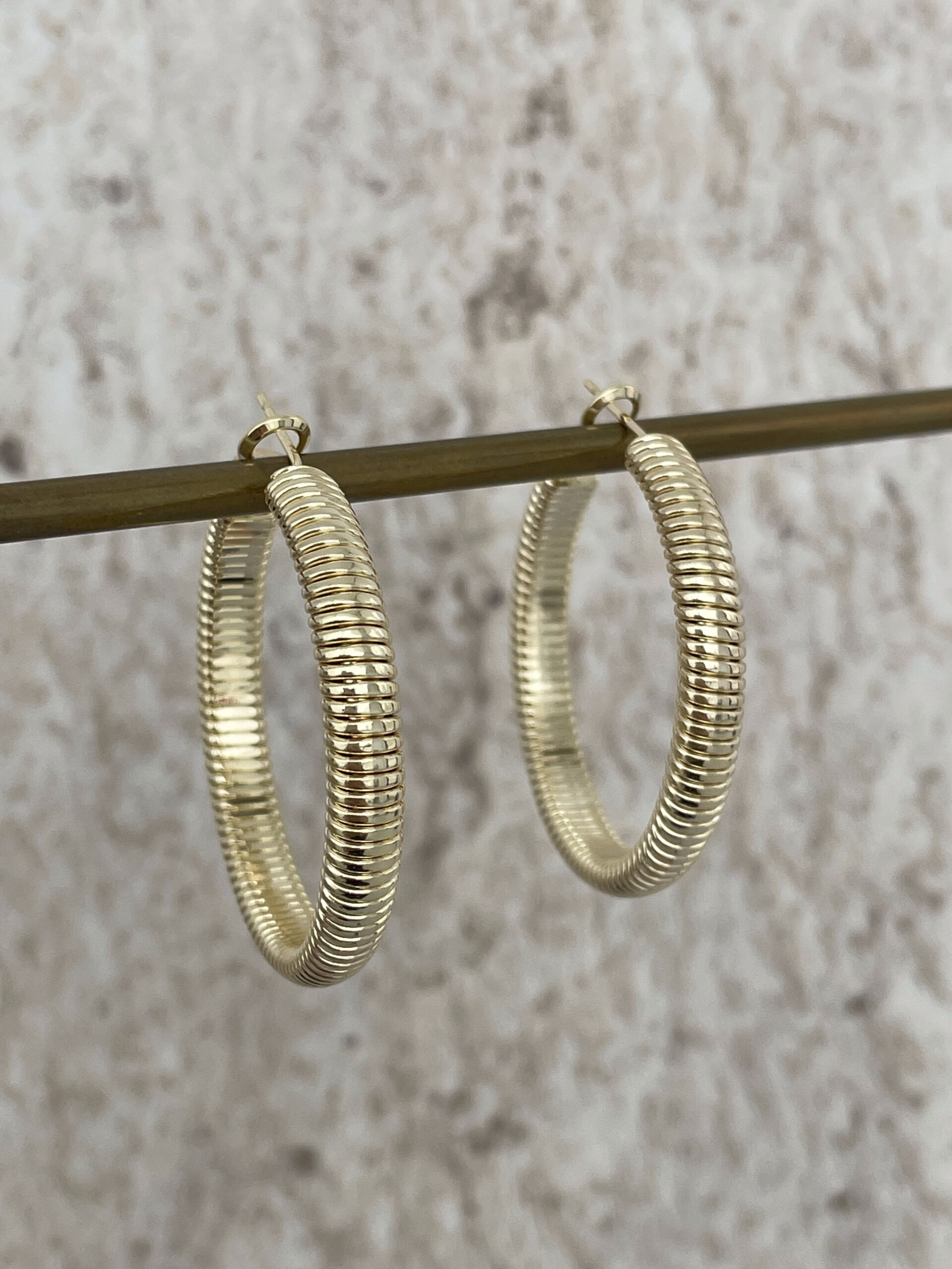 1772531451_0_69a6aefbe8c09.jpg Özel Seri Tırtık Tasarım Orta Boy Gold Halka Küpe