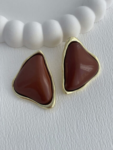 Özel Seri Kahverengi Mineli Kıvrım Kenar Üçgen Tasarım Gold Küpe