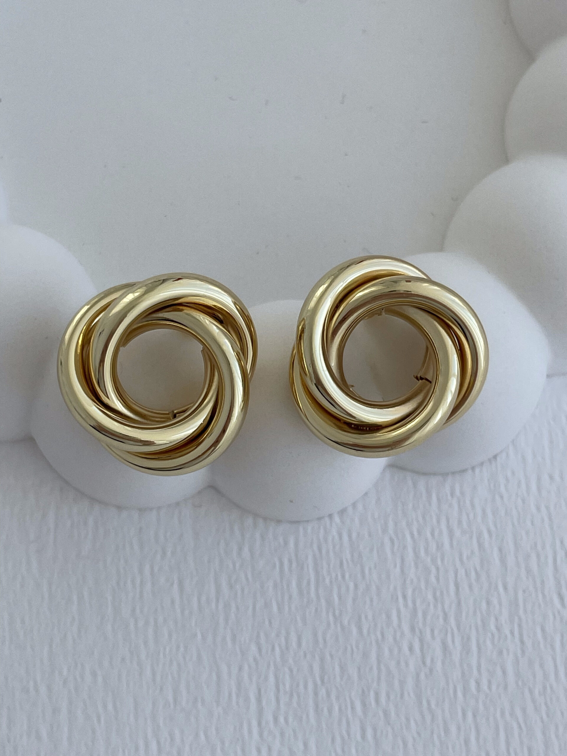 1775552804_0_69d4c9246cd31-1.jpg Özel Seri Gül Tasarım Orta Boy Gold Küpe