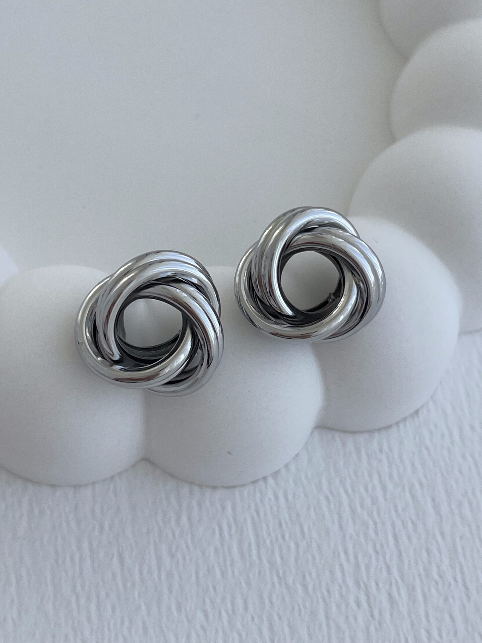 1775553192_0_69d4caa8236b8-1.jpg Özel Seri Gül Tasarım Mini Boy Gümüş Küpe