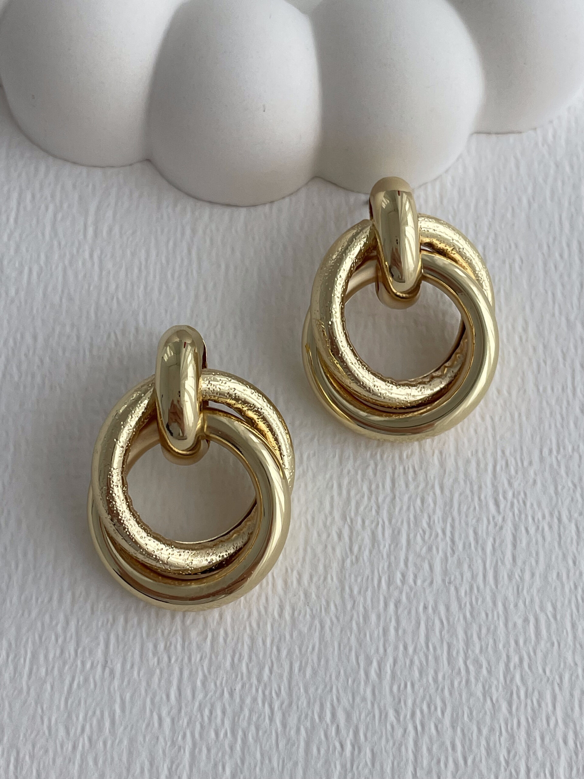 1775810723_0_69d8b8a39e9ed-1.jpg Özel Seri İç İçe Desenli Halka Tasarım Gold Küpe