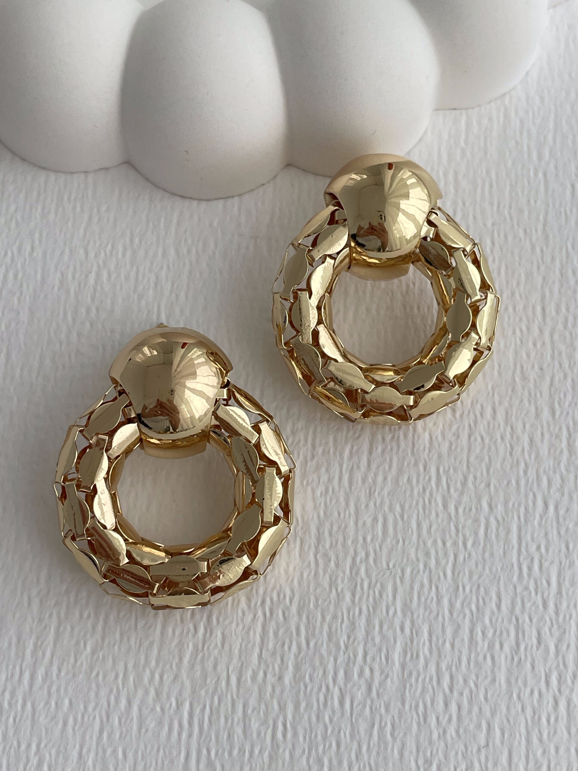 1775812450_0_69d8bf62a9e97-1.jpg Özel Seri Baklava Tasarım Top Detay Gold Halka Küpe