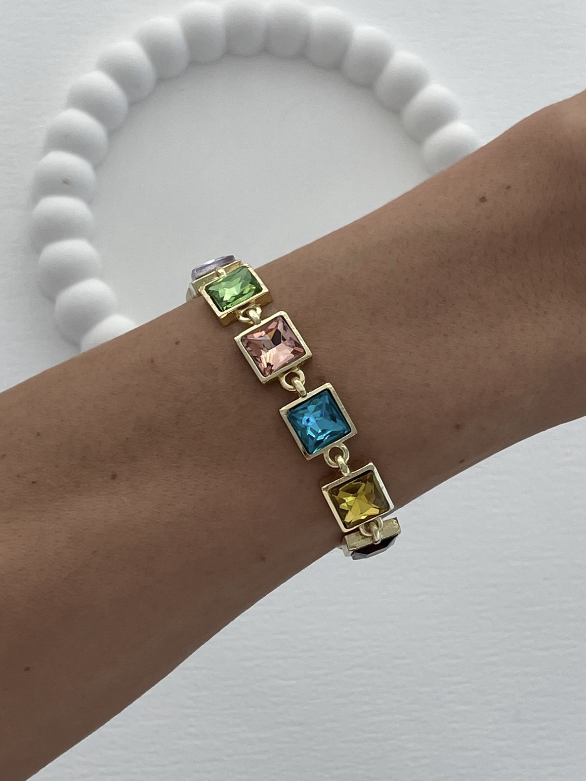 img_8614-1 Özel Seri Kare Tasarım Renkli Baget Taş Detay Gold Bileklik