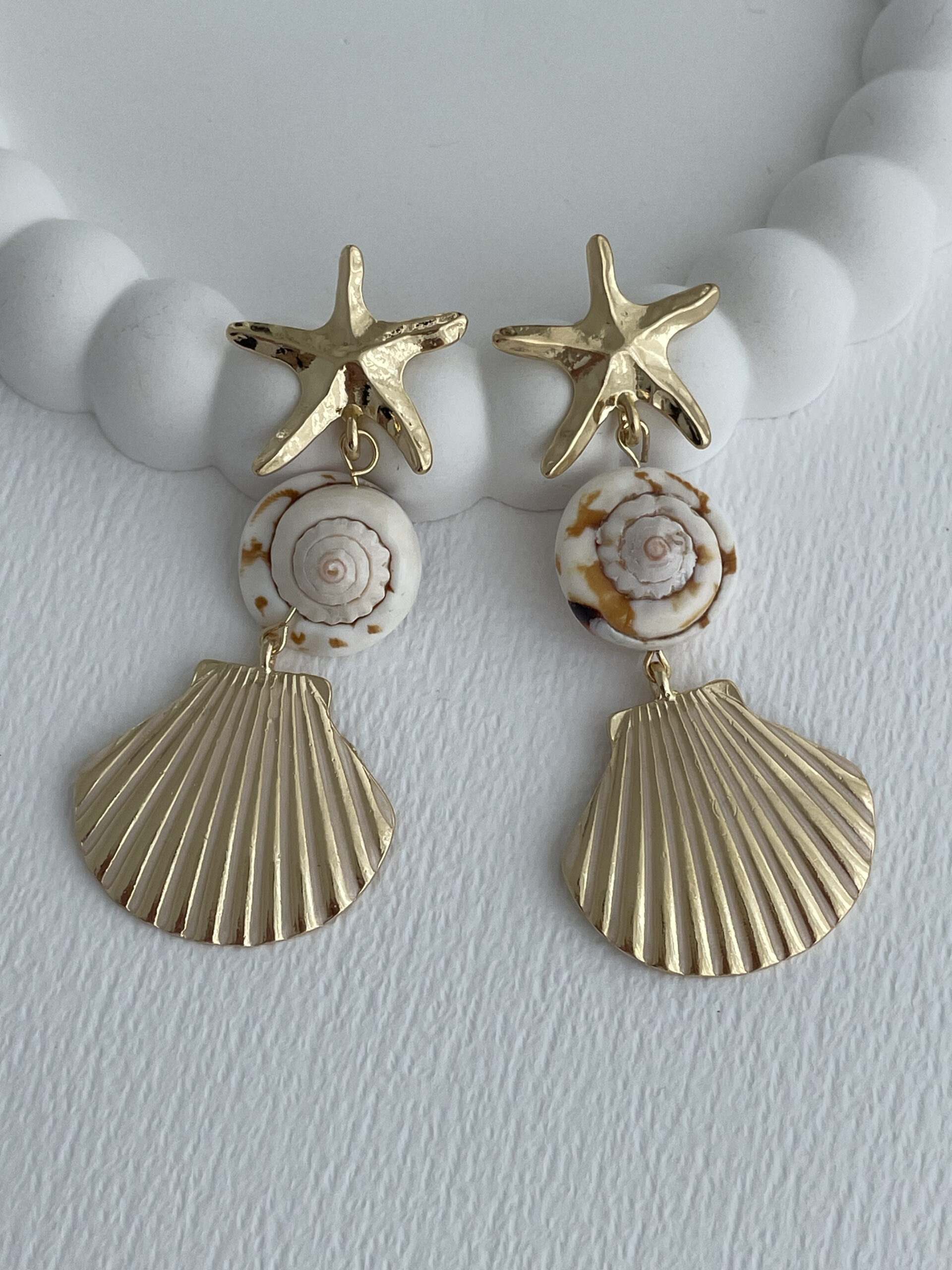 1779187372_0_6a0c3eacb6f12-1.jpg Özel Seri Deniz Kabuğu & Yıldızı Tasarım Gold Küpe - Görsel 1