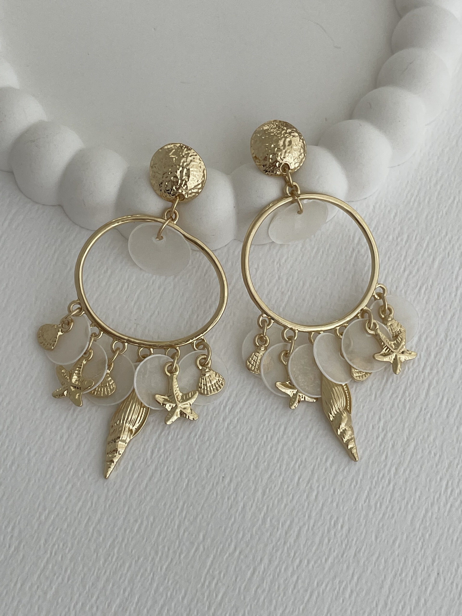 1779187640_0_6a0c3fb8984b5-1.jpg Özel Seri Halka Tasarım Charmlı Gold Küpe - Görsel 1