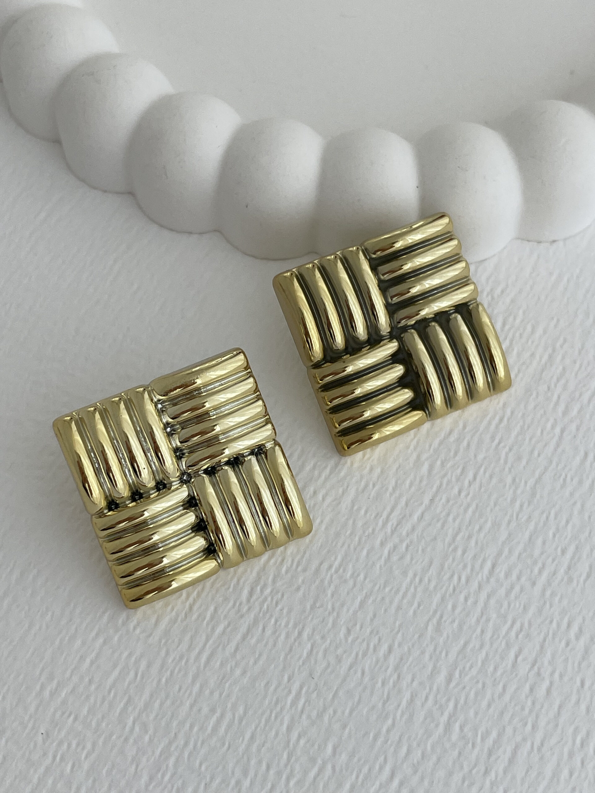1779187842_0_6a0c40826537d.jpg Özel Seri Tırtık Tasarım Eskitme Kare Gold Küpe - Görsel 1