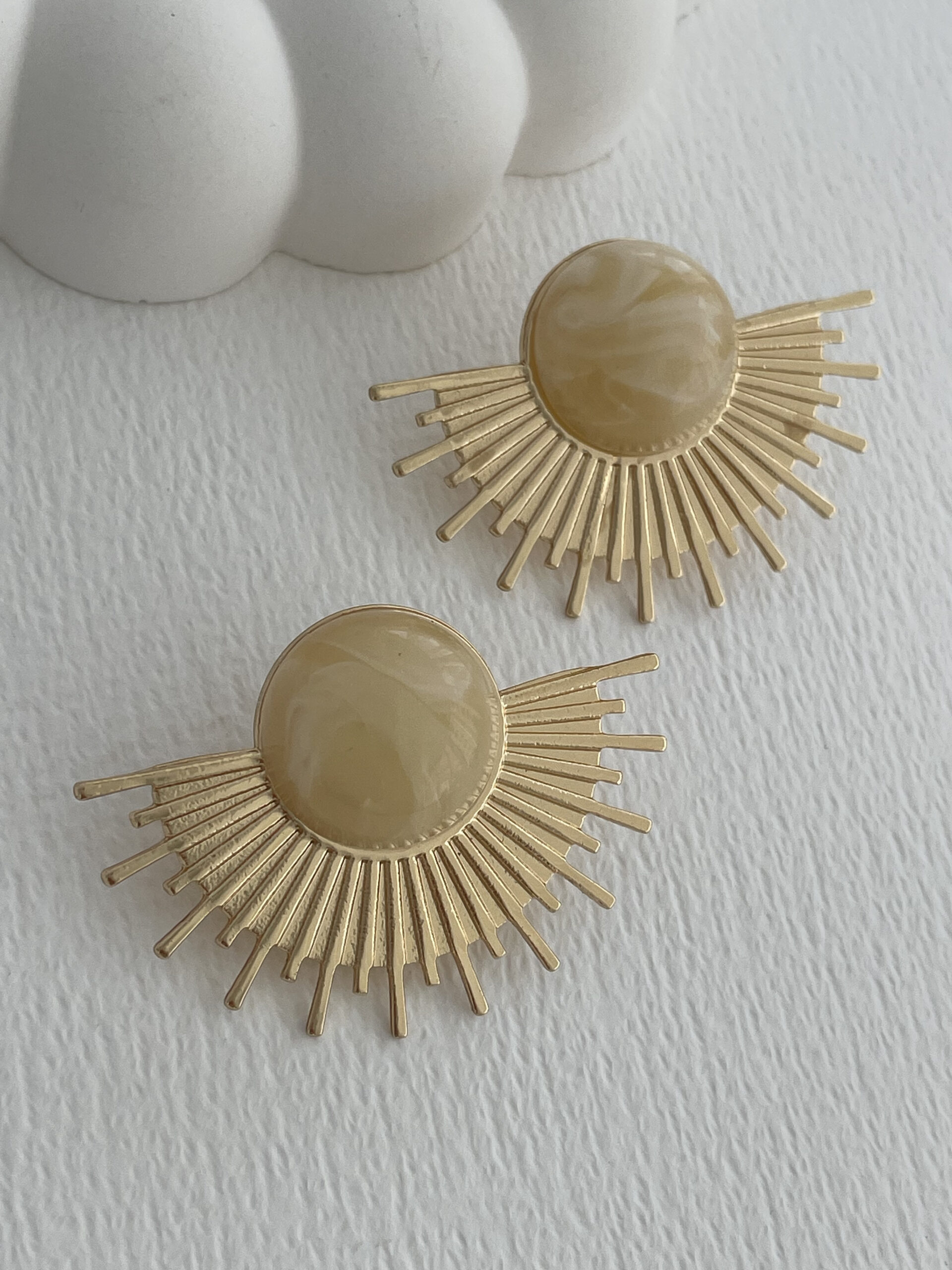 1779285911_0_6a0dbf970cb89-1.jpg Özel Seri Krem Mineli Yarım Güneş Tasarım Gold Küpe - Görsel 1