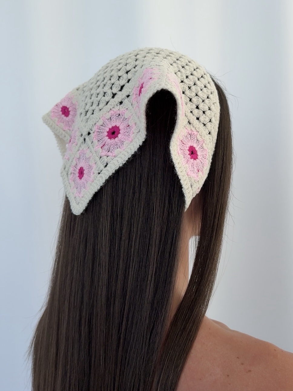 img_7555-1-2 Pembe Çiçek Tasarım Örgü Krem Bandana - Görsel 1